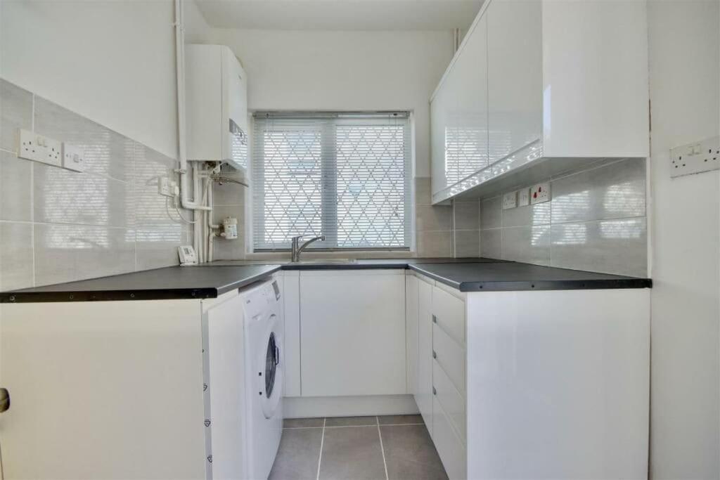 Improved Private House In Central Location Portsmouth Exterior photo